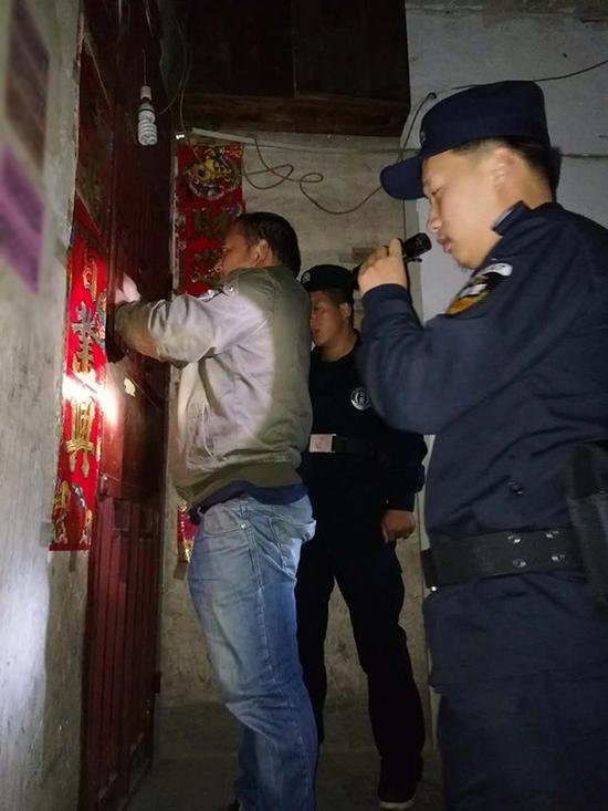 海南州粗心妈妈误将幼女锁家中 